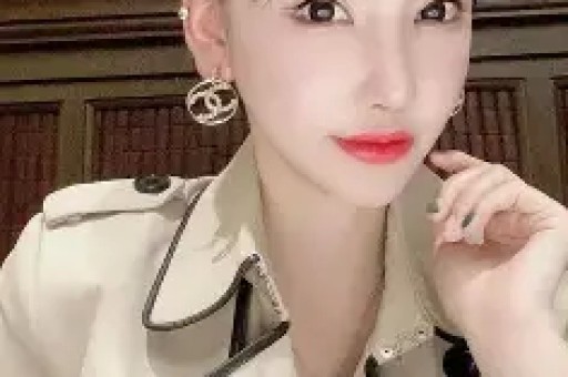75岁的刘晓庆与网红王婆同台全程冷脸少互动被质疑是耍大牌! 75岁的刘晓庆与网红王婆同台全程冷脸少互动被质疑是耍大牌!